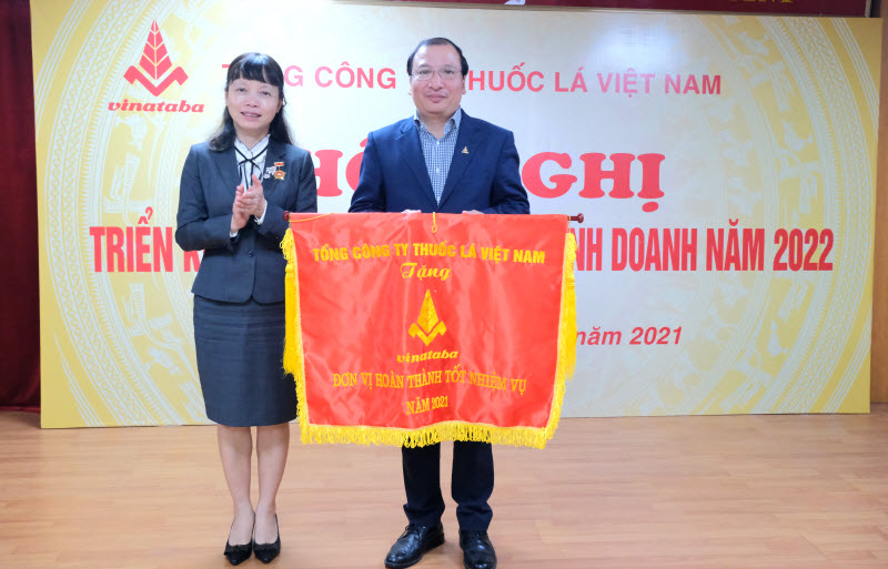 CÔNG TY CP NGÂN SƠN VINH DỰ ĐÓN NHẬN CỜ THI ĐUA MỘT MẶT CỦA TỔNG CÔNG TY THUỐC LÁ VIỆT NAM