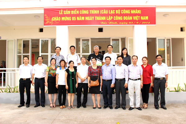 Gắn biển công trình kỷ niệm 85 năm thành lập Công đoàn Việt Nam