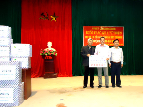 Trao quà từ thiện cho trẻ em có hoàn cảnh đặc biệt khó khăn